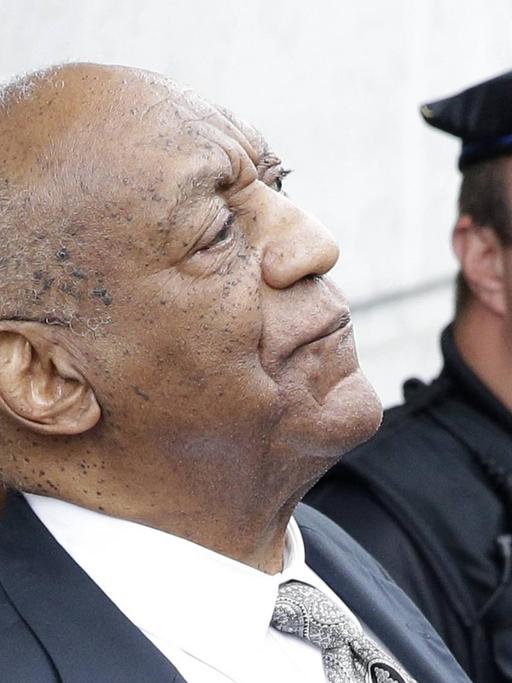 Der US-Schauspieler Bill Cosby in Norristown im US-Bundesstaat Pennsylvania, nachdem das Verfahren gegen ihn wegen sexuellen Missbrauchs ohne Ergebnis geendet ist.