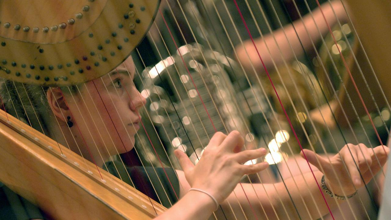 Eine Musikerin des Bundesjugendorchester probt im Konzerthaus in Berlin auf ihrer Harfe. Eine Musikerin des Bundesjugendorchester probt im Konzerthaus in Berlin auf ihrer Harfe.