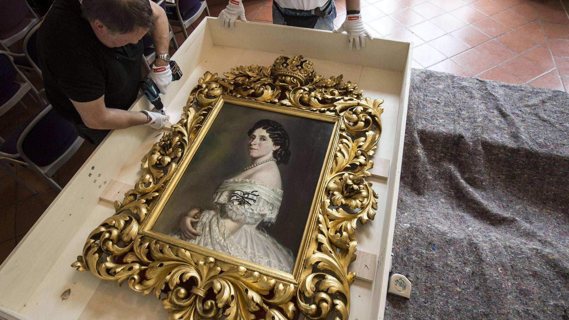 Bilder des Museums Gotisches Haus werden für eine Ausstellung verpackt Bilder des Museums Gotisches Haus werden für eine Ausstellung verpackt