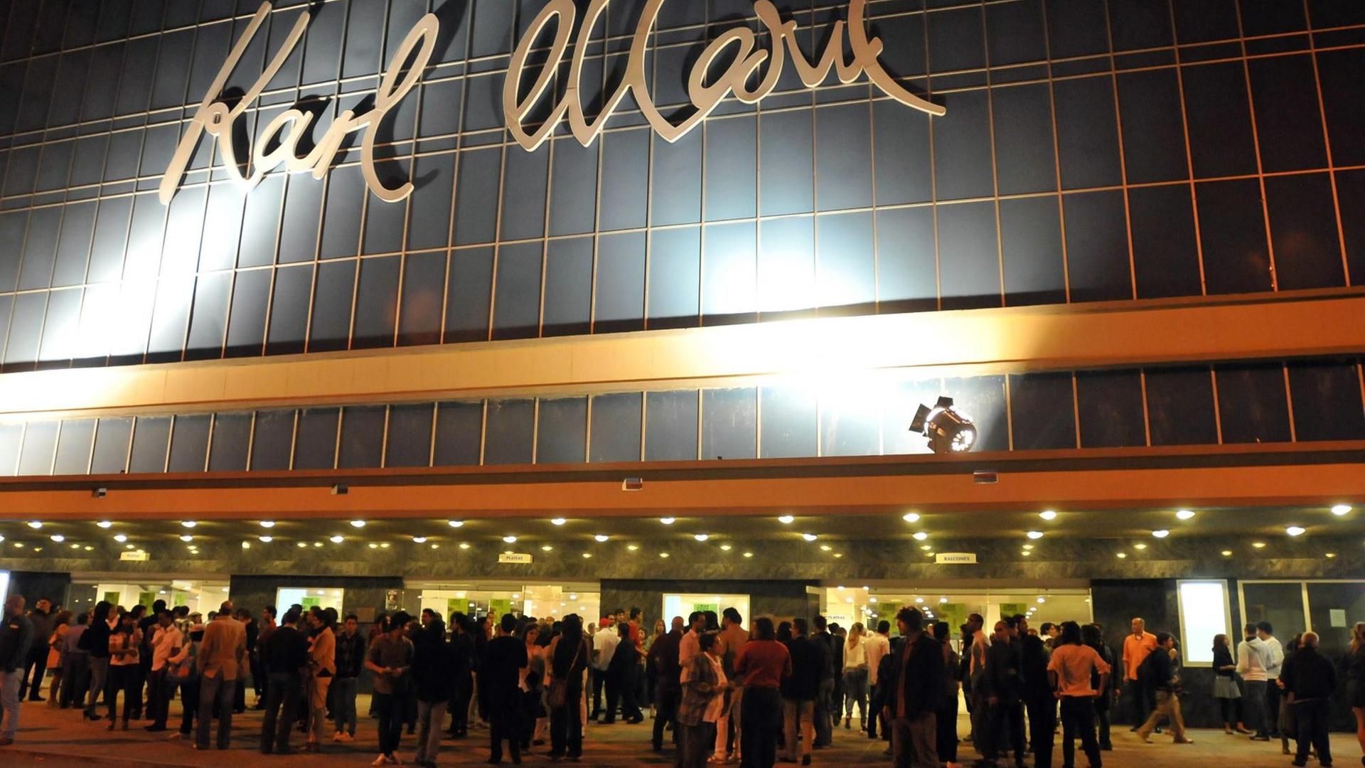 Hunderte Menschen stehen vor der Eröffnung des 33. Festivals des Lateinamerikanischen Films in Havanna vor dem Kino "Karl Marx". Hunderte Menschen stehen vor der Eröffnung des 33. Festivals des Lateinamerikanischen Films in Havanna vor dem Kino "Karl Marx".