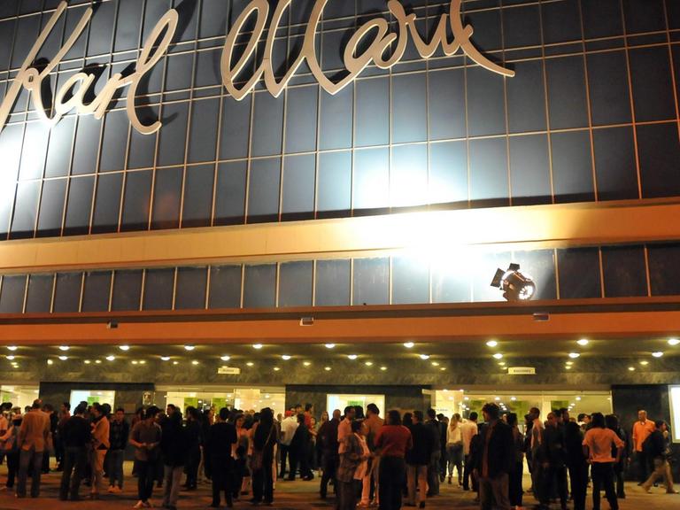 Hunderte Menschen stehen vor der Eröffnung des 33. Festivals des Lateinamerikanischen Films in Havanna vor dem Kino "Karl Marx".