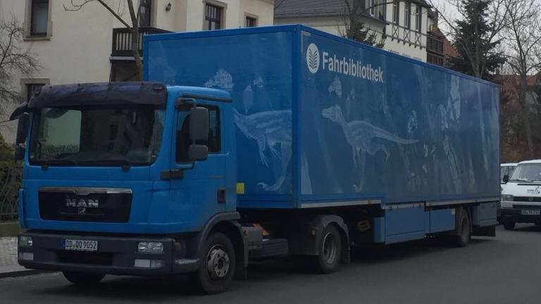 Ein blauer LKW mit der Aufschrift "Fahrbibliothek" Ein blauer LKW mit der Aufschrift "Fahrbibliothek"