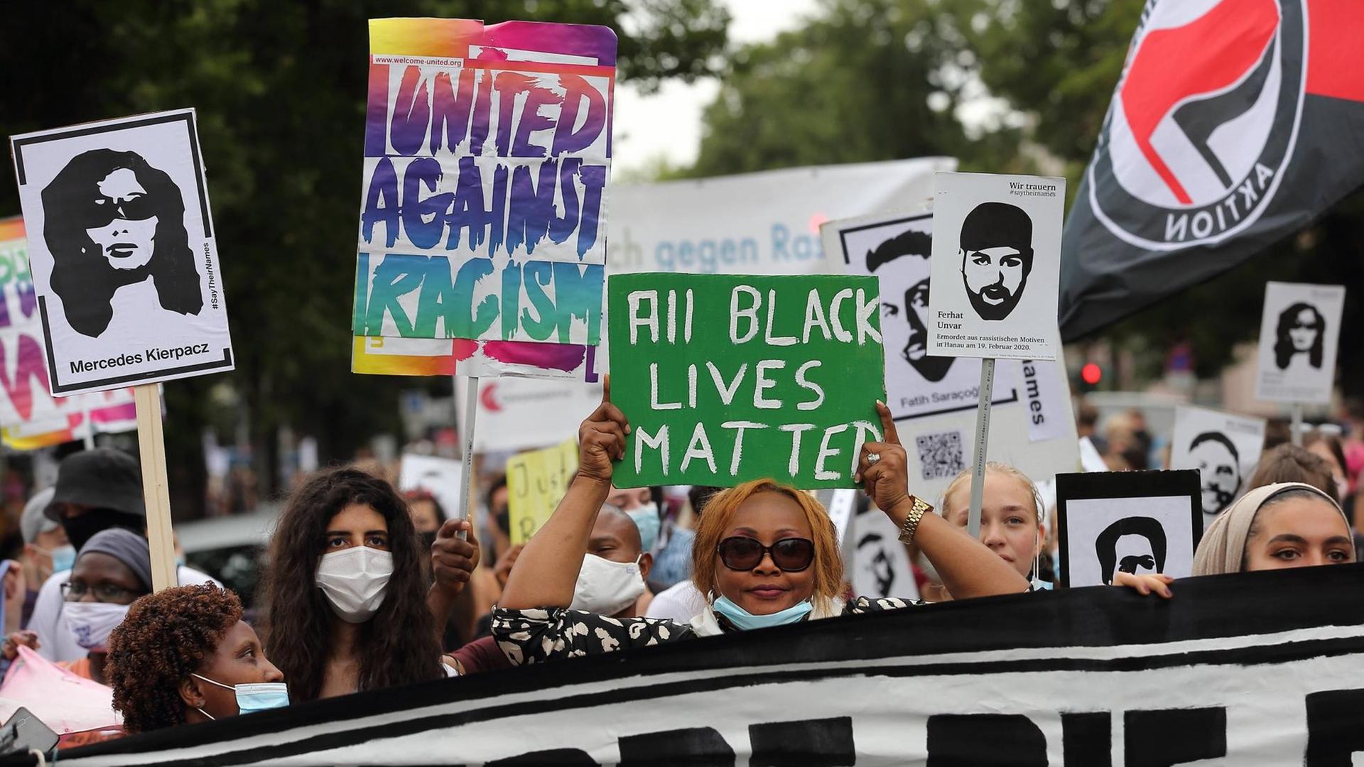 Menschen demonstrieren gegen Rassismus während einer Demonstration zum Gedenken an die Opfer des Anschlags von Hanau, Potsdam, 22. August 2020. Menschen demonstrieren gegen Rassismus während einer Demonstration zum Gedenken an die Opfer des Anschlags von Hanau, Potsdam, 22. August 2020.