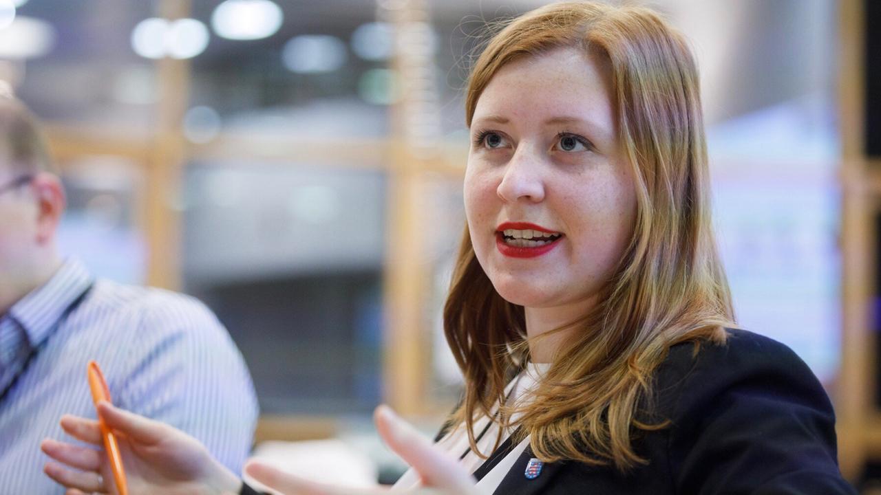 Porträt der CDU-Politikerin Lilli Fischer, einer jungen Frau mit langen, rotblonden Haaren. Porträt der CDU-Politikerin Lilli Fischer, einer jungen Frau mit langen, rotblonden Haaren.