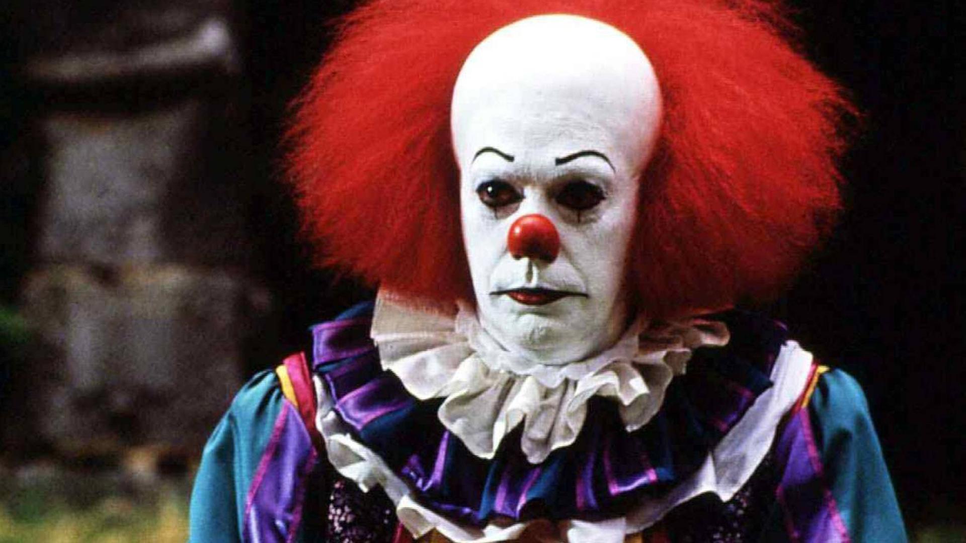 Das Böse in der Gestalt des Clowns "Pennywise" (Tim Curry) terrorisiert in Stephen Kings "Es" eine Kleinstadt. Das Böse in der Gestalt des Clowns "Pennywise" (Tim Curry) terrorisiert in Stephen Kings "Es" eine Kleinstadt.