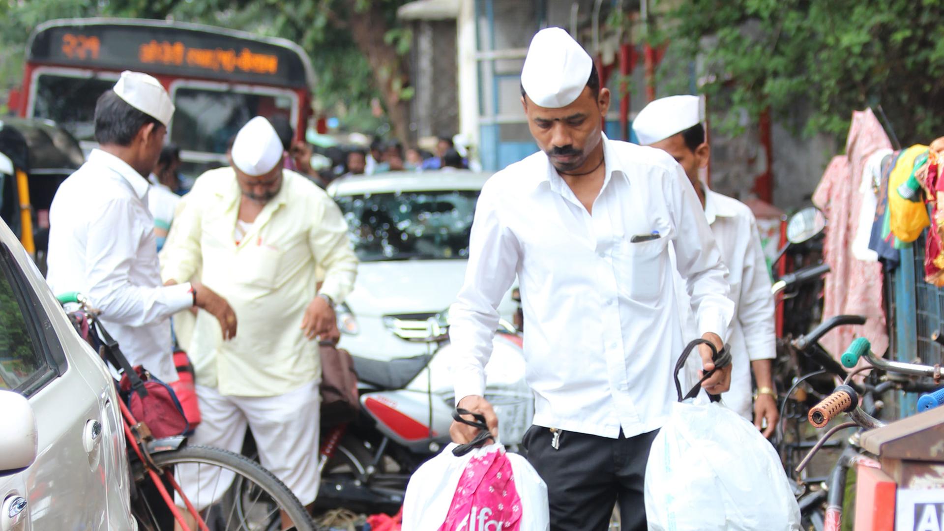 Lieferservice für Selbstgekochtes: 200.000 Essen liefern die Dabba-Wallas in Mumbai täglich aus. Lieferservice für Selbstgekochtes: 200.000 Essen liefern die Dabba-Wallas in Mumbai täglich aus.