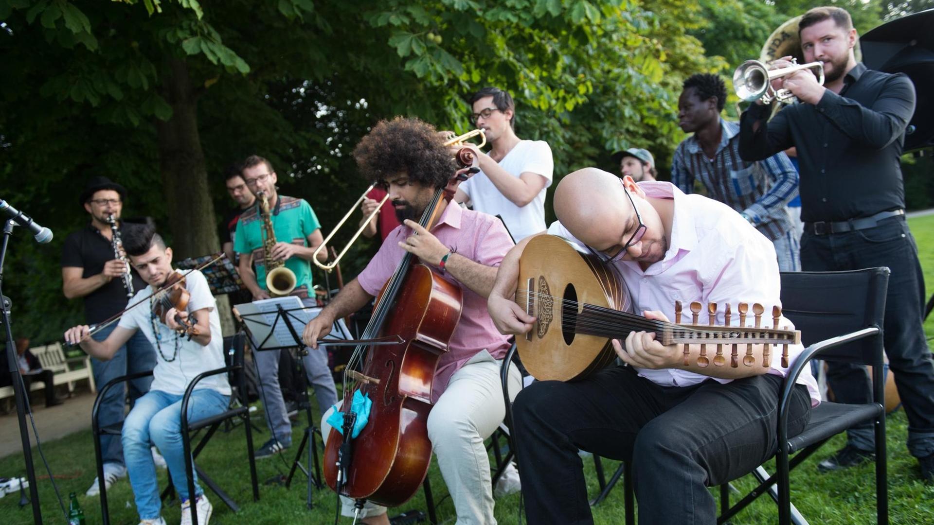 Die Band «Banda Internationale» spielt am 18.08.2016 im Großen Garten in Dresden (Sachsen). In der Band musizieren Einheimische und Geflüchtete zusammen.