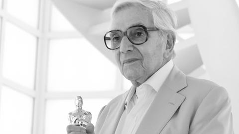 Der deutsch-britische Szenenbildner Sir Ken Adam päsentiert seinen Oscar