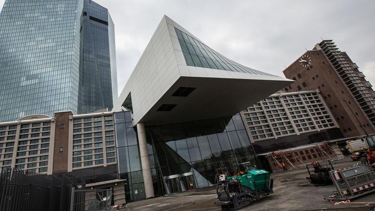 Die ehemalige Großmarkthalle (u.) und die Doppeltürme (l.) in Frankfurt am Main sind als Teile der neuen Zentrale der Europäischen Zentralbank (EZB) nahezu fertig gestellt. Die ehemalige Großmarkthalle (u.) und die Doppeltürme (l.) in Frankfurt am Main sind als Teile der neuen Zentrale der Europäischen Zentralbank (EZB) nahezu fertig gestellt.