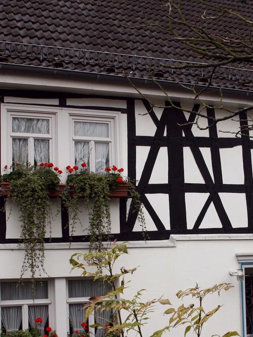 Das Raiffeisen-Begegnungszentrum in Weyerbusch (Rheinland-Pfalz), aufgenommen am 16.10.2013. Friedrich Wilhelm Raiffeisen ist einer der berühmtesten Westerwälder.