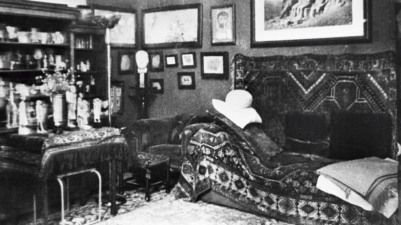 Arbeitszimmer und Couch von Sigmund Freud im Freud Museum in der Wiener Berggasse 19.