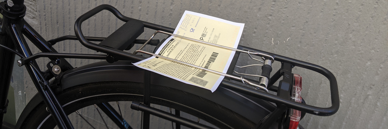 Fahrrad mit einer Wahl-Benachrichtigung auf dem Gepäck-Träger Fahrrad mit einer Wahl-Benachrichtigung auf dem Gepäck-Träger