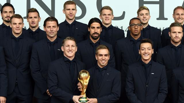 Die Spieler der deutschen Fußball-Nationalmannschaft am 10.11.2014 in Berlin zur Weltpremiere des Films "Die Mannschaft".