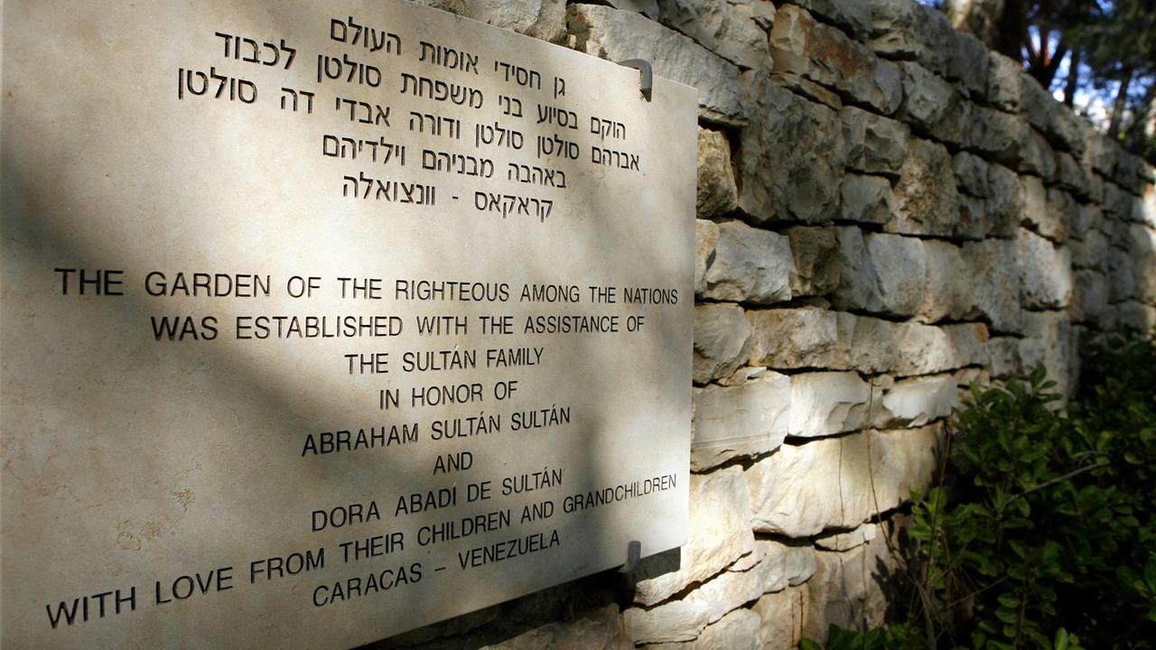Der Eingang zum Garten der Gerechten unter den Völkern in der Holocaust-Gedenkstätte Yad Vashem in Jerusalem (Israel). An dem Ort werden mit Namenstafeln nichtjüdischer Menschen gedacht, die ihr Leben zur Rettung von Juden geopfert haben. Der Eingang zum Garten der Gerechten unter den Völkern in der Holocaust-Gedenkstätte Yad Vashem in Jerusalem (Israel). An dem Ort werden mit Namenstafeln nichtjüdischer Menschen gedacht, die ihr Leben zur Rettung von Juden geopfert haben.