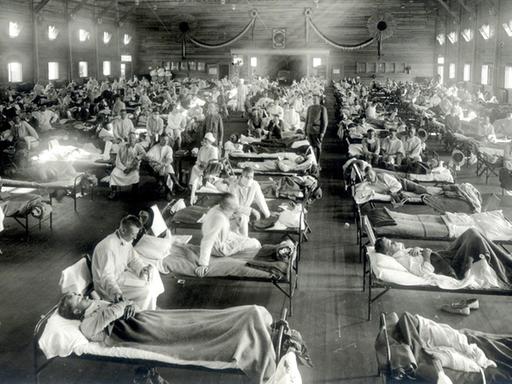 Patienten, die an der Spanischen Grippe erkrankt sind, liegen in Betten eines Notfallkrankenhauses im Camp Funston der Militärbasis Fort Riley in Kansas (USA) 