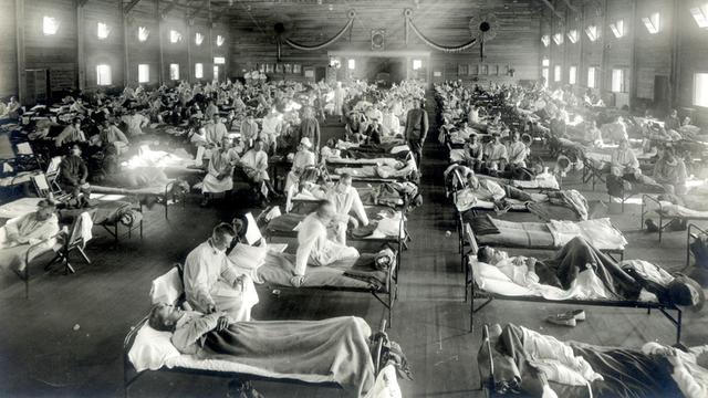 Patienten, die an der Spanischen Grippe erkrankt sind, liegen in Betten eines Notfallkrankenhauses im Camp Funston der Militärbasis Fort Riley in Kansas (USA) 