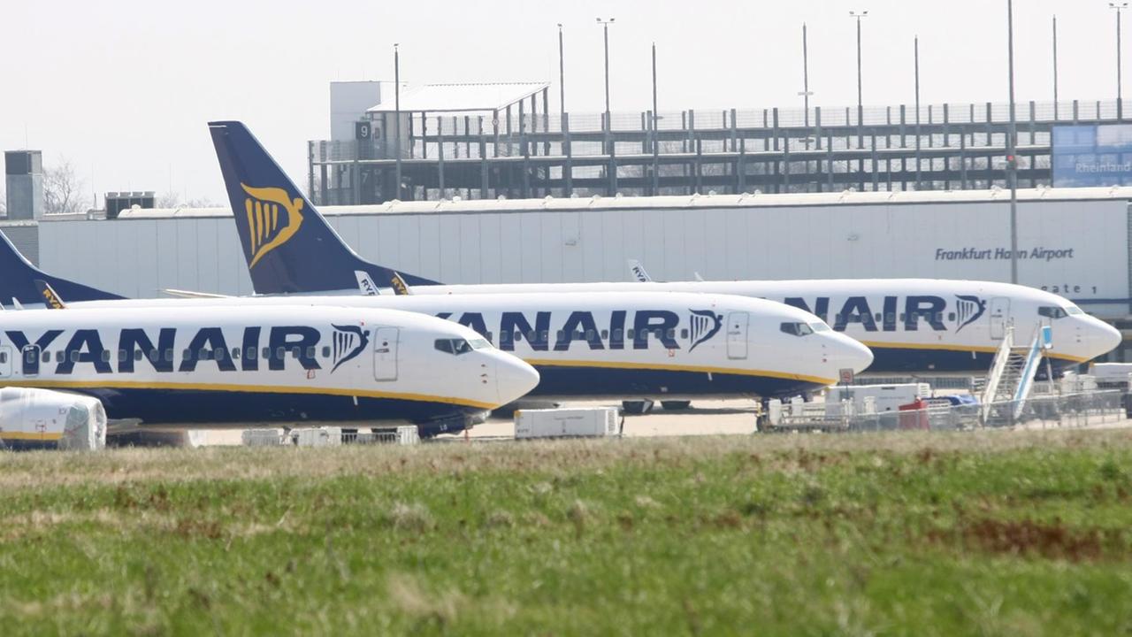 Maschinen des irischen Billigfliegers Ryanair sind am Dienstag (20.04.2010) auf dem Vorfeld des Flughafens Frankfurt/Hahn geparkt. Aufgrund der wegen der Vulkanaschewolke bestehenden Flugverbote hat die Airline alle Flüge von Hahn bis einschliesslich Mittwoch storniert. Der Flughafenbetreiber nutzt die Zwangspause für Reparaturarbeiten an der Start- und Landebahn. Foto: Thomas Frey dpa/lrs | Verwendung weltweit Maschinen des irischen Billigfliegers Ryanair sind am Dienstag (20.04.2010) auf dem Vorfeld des Flughafens Frankfurt/Hahn geparkt. Aufgrund der wegen der Vulkanaschewolke bestehenden Flugverbote hat die Airline alle Flüge von Hahn bis einschliesslich Mittwoch storniert. Der Flughafenbetreiber nutzt die Zwangspause für Reparaturarbeiten an der Start- und Landebahn. Foto: Thomas Frey dpa/lrs | Verwendung weltweit