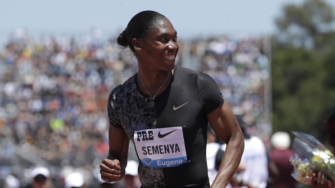 Semenya trägt ihr Lauftrikot und lächelt. Semenya trägt ihr Lauftrikot und lächelt.