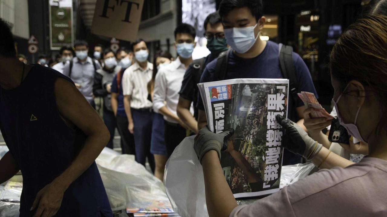 Beim Verkauf der letzten Ausgabe der Hongkonger Tageszeitung "Apple Daily" bildet sich eine lange Menschenschlange