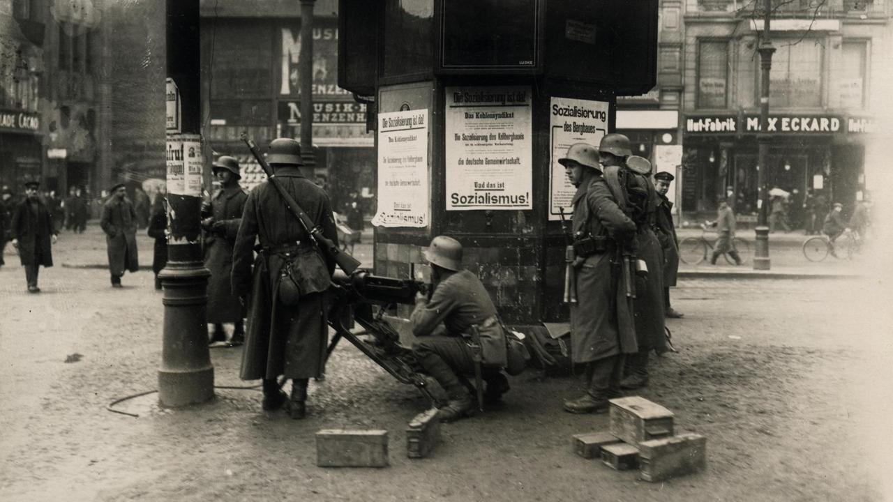 Maschinengewehrposten auf dem Spittelmarkt in Berlin im März 1920. Maschinengewehrposten auf dem Spittelmarkt in Berlin im März 1920.