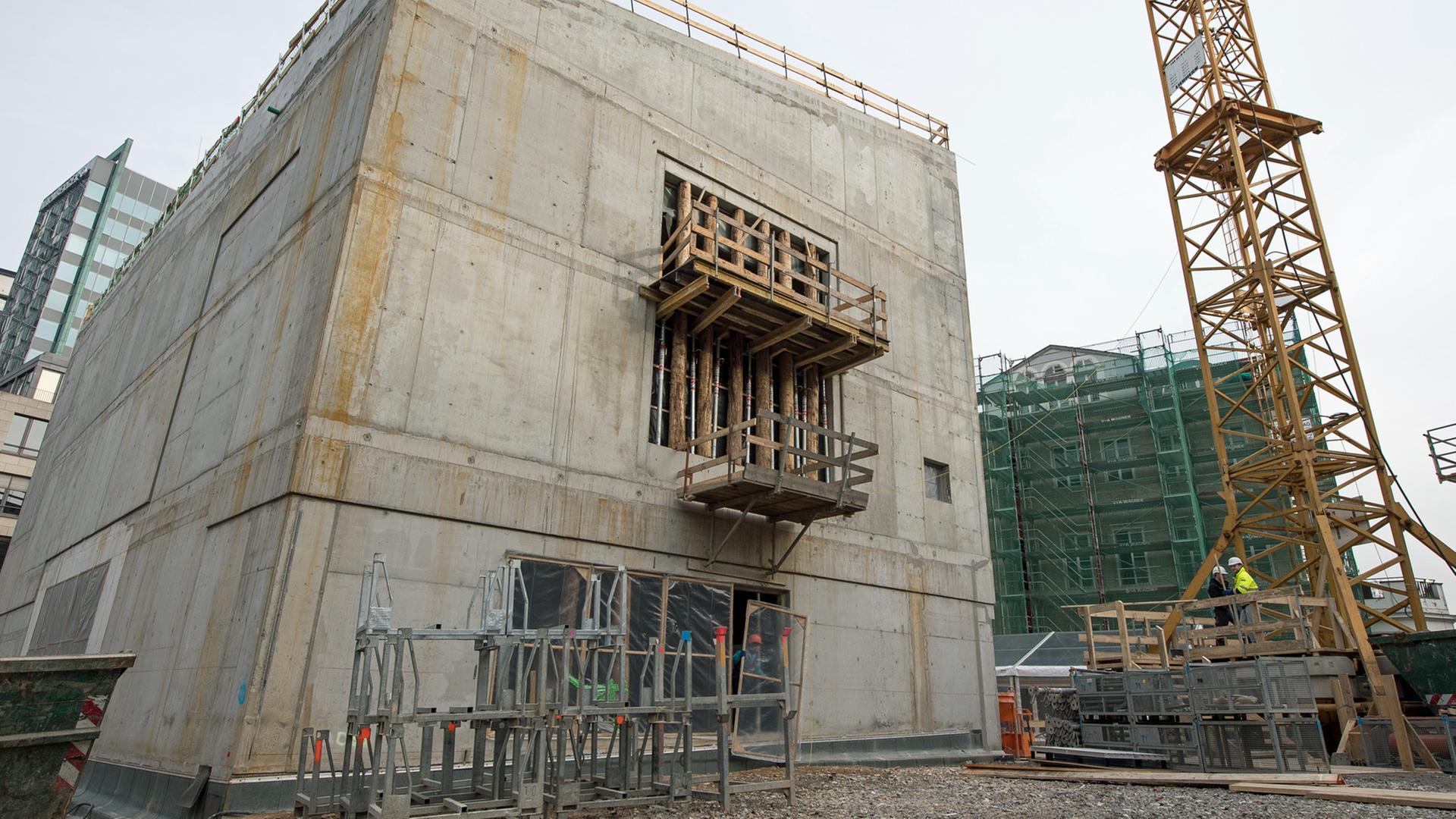Ein Kran steht vor dem Rohbau des neuen Jüdischen Museums in Frankfurt am Main. Am 7. März 2018 feierten Museumsleitung sowie Vertreter von Stadt und Land Richtfest auf dem neuen Vorplatz. Ein Kran steht vor dem Rohbau des neuen Jüdischen Museums in Frankfurt am Main. Am 7. März 2018 feierten Museumsleitung sowie Vertreter von Stadt und Land Richtfest auf dem neuen Vorplatz.
