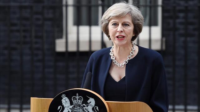 Die neue britische Premierministerin Theresa May bei ihrer ersten Ansprache vor dem Regierungssitz Downing Street Nr. 10.