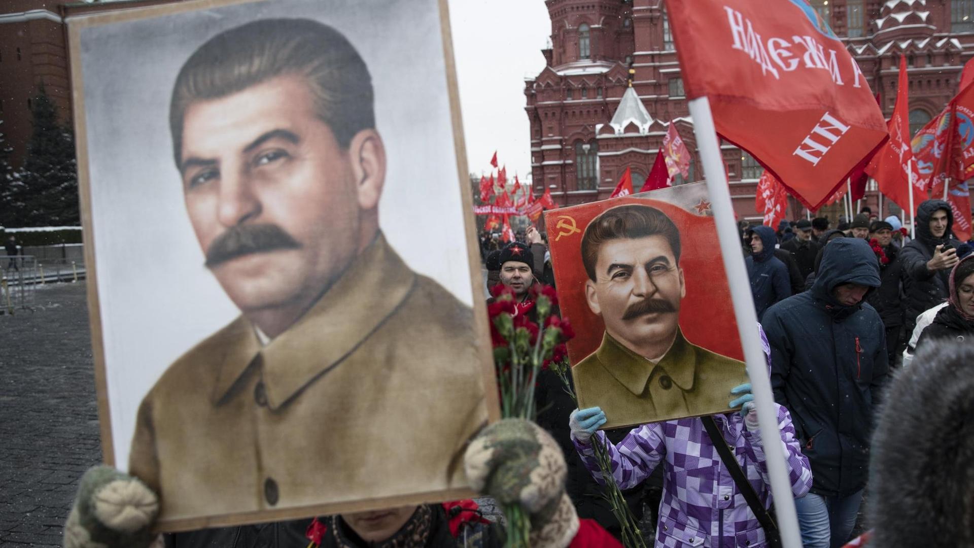 Kommunisten in Moskau mit roten Flaggen und Bildern von Josef Stalin auf dem Weg zum Grab des Diktators an seinem 139. Geburtstag am 21. Dezember 2018 in Moskau.