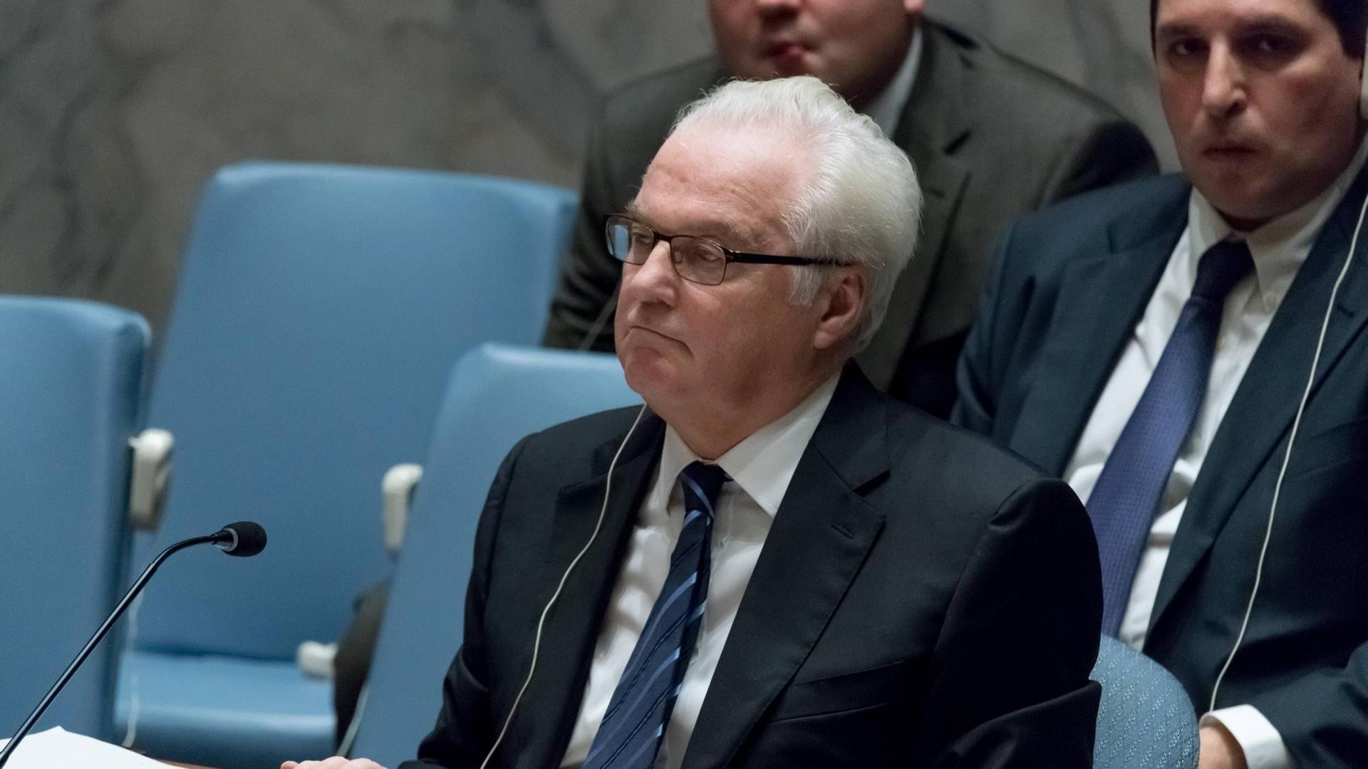 Vitali Tschurkin sitzt im Saal des Sicherheitsrats und hört zu. Vitali Tschurkin sitzt im Saal des Sicherheitsrats und hört zu.