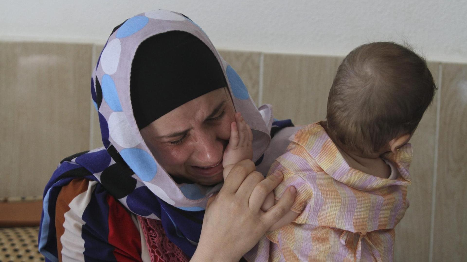 Die Frau des in Duma getöteten Palästinensers trauert um ihren Mann. Die Frau des in Duma getöteten Palästinensers trauert um ihren Mann.
