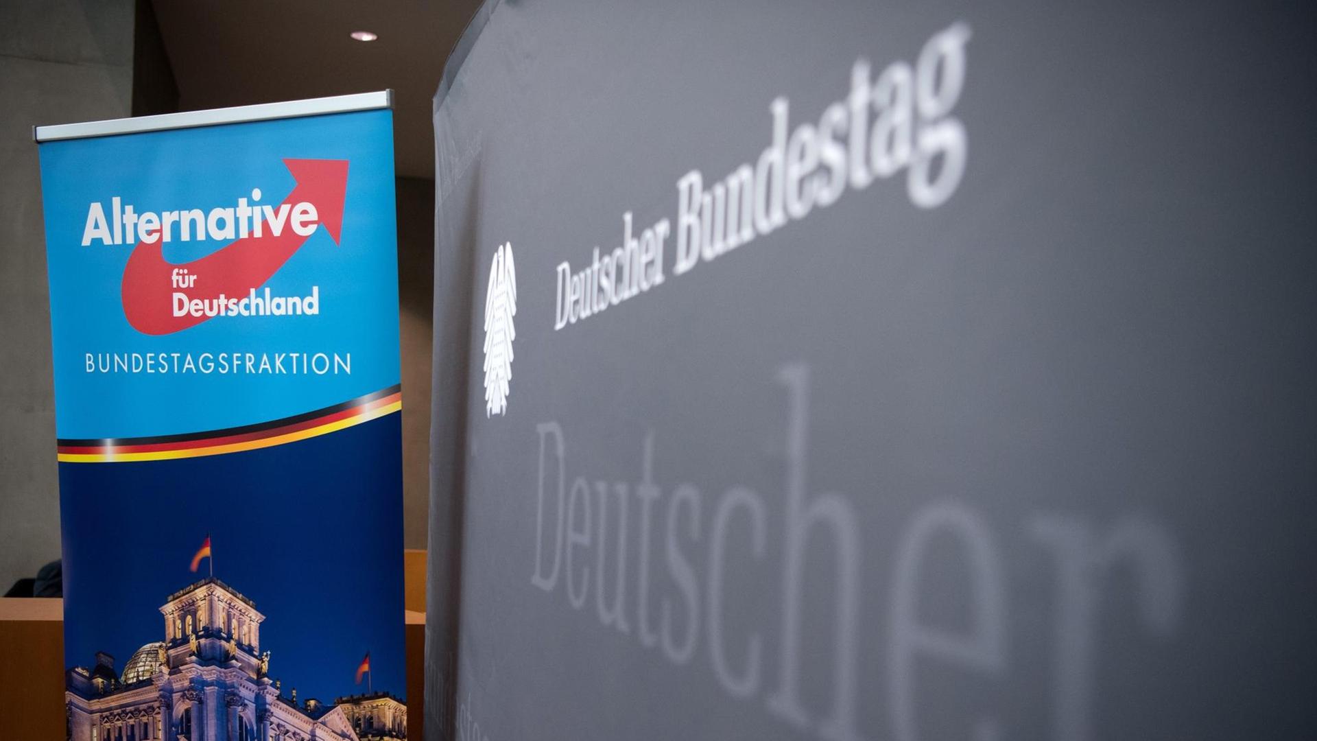 Eine Stellwand der neuen Bundestagsfraktion der AfD steht am 26.09.2017 anlässlich der ersten Fraktionssitzung der Bundestagsfraktion der Partei Alternative für Deutschland (AfD) im Deutschen Bundestag in Berlin. Eine Stellwand der neuen Bundestagsfraktion der AfD steht am 26.09.2017 anlässlich der ersten Fraktionssitzung der Bundestagsfraktion der Partei Alternative für Deutschland (AfD) im Deutschen Bundestag in Berlin.