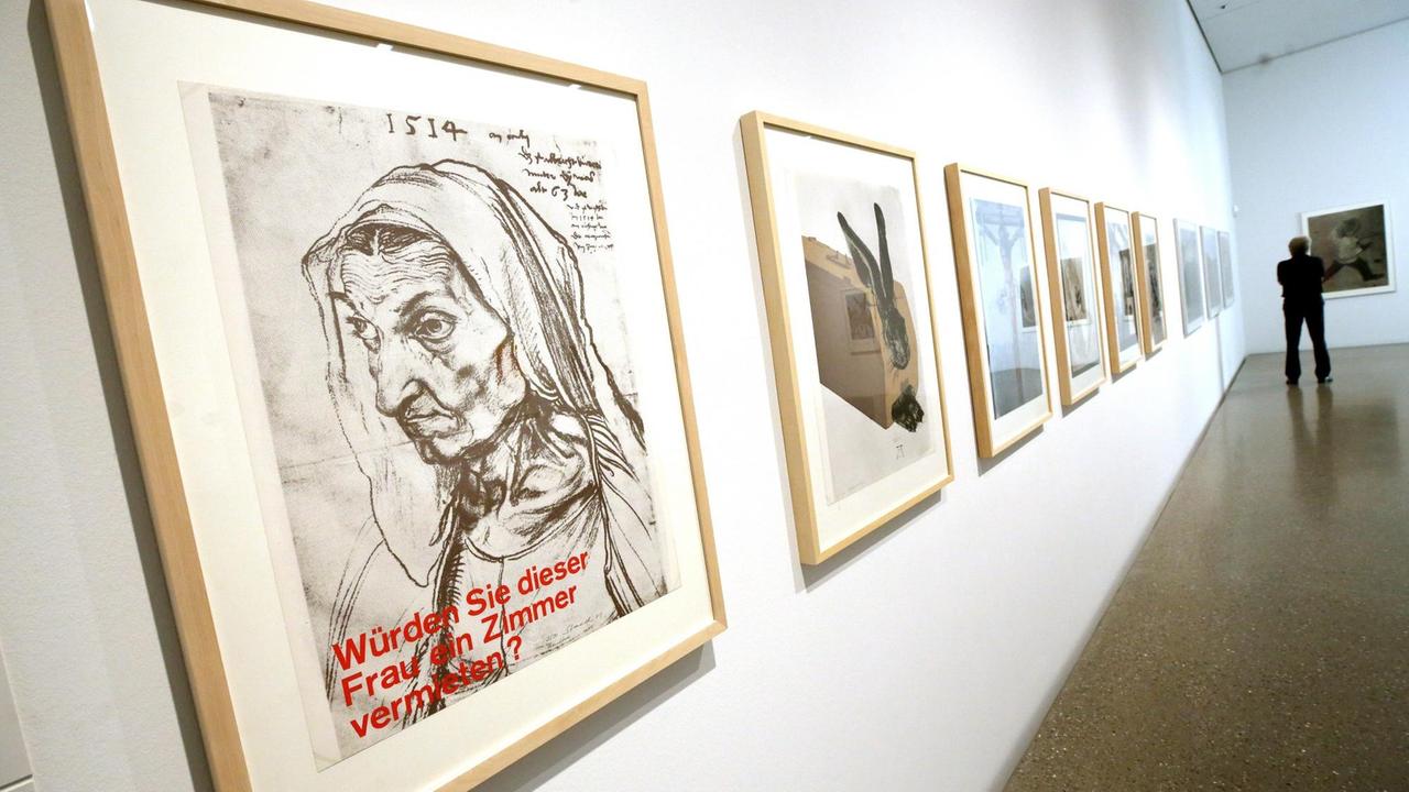 Kunstwerke von Klaus Staeck hängen im Museum aus.
Kunstwerke von Klaus Staeck hängen im Museum aus.