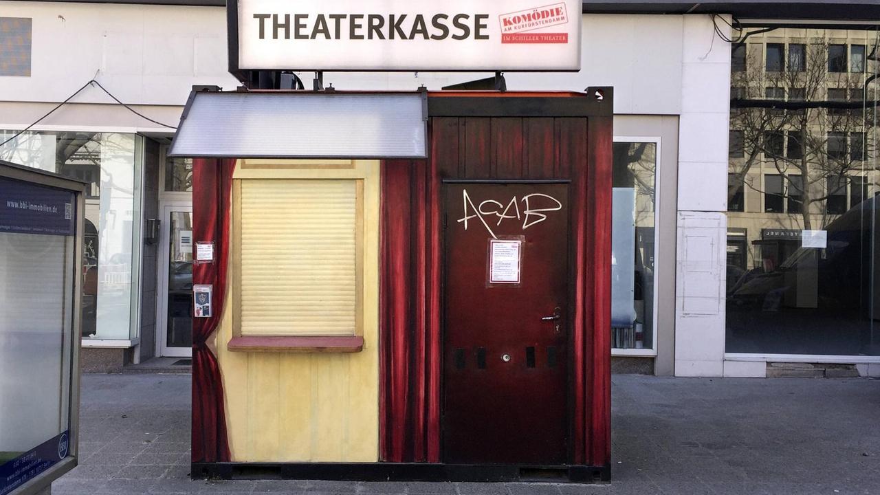 Geschlossene Theaterkasse der Komödie zu Zeiten der Coronakrise und einer Ausgangssperre auf dem Kurfürstendamm in Berlin.
