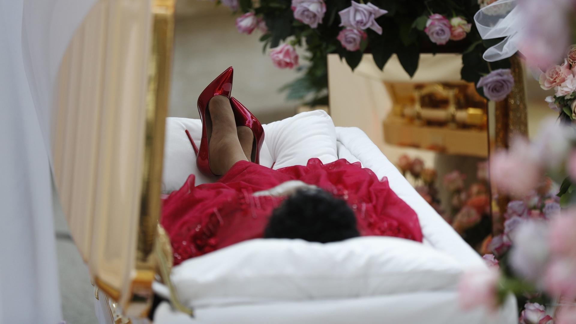 Die verstorbene Soulsängerin Aretha Franklin liegt aufgebahrt in einem goldenen Sarg im Charles H. Wright Museum of African American History in Detroit. Sie trägt ein rotes Kleid und rote Pumps. Die verstorbene Soulsängerin Aretha Franklin liegt aufgebahrt in einem goldenen Sarg im Charles H. Wright Museum of African American History in Detroit. Sie trägt ein rotes Kleid und rote Pumps.