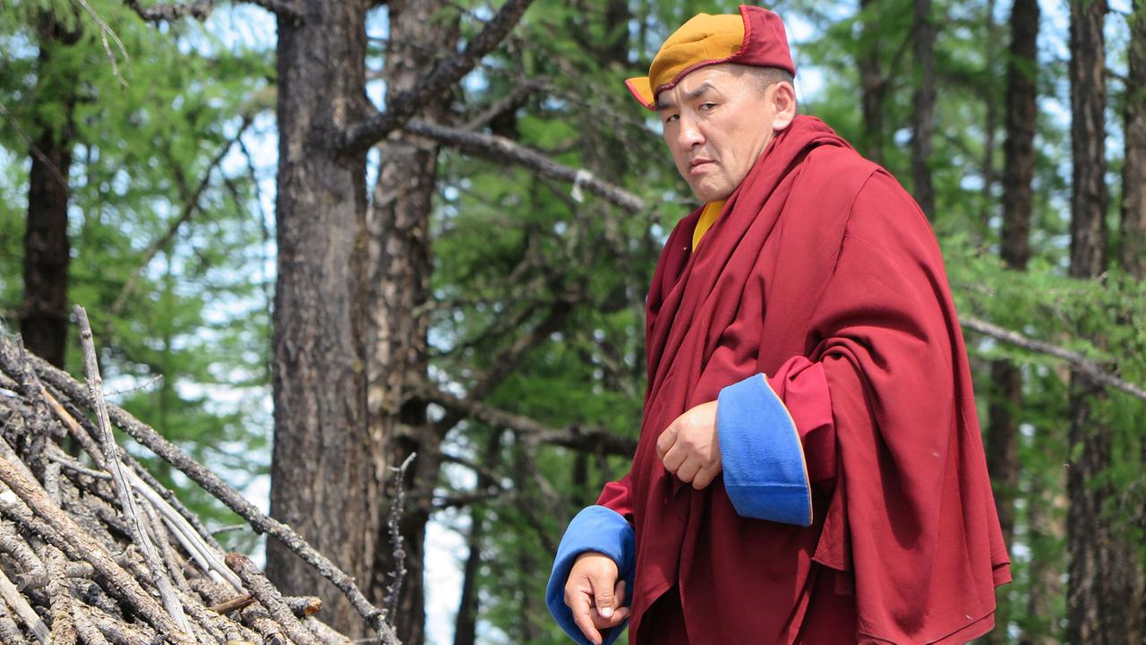 Ein buddhistischer Mönch auf einer Zeremonie vor derm Dorf Hatgal in der nördlichen Mongolei. Ein buddhistischer Mönch auf einer Zeremonie vor derm Dorf Hatgal in der nördlichen Mongolei.