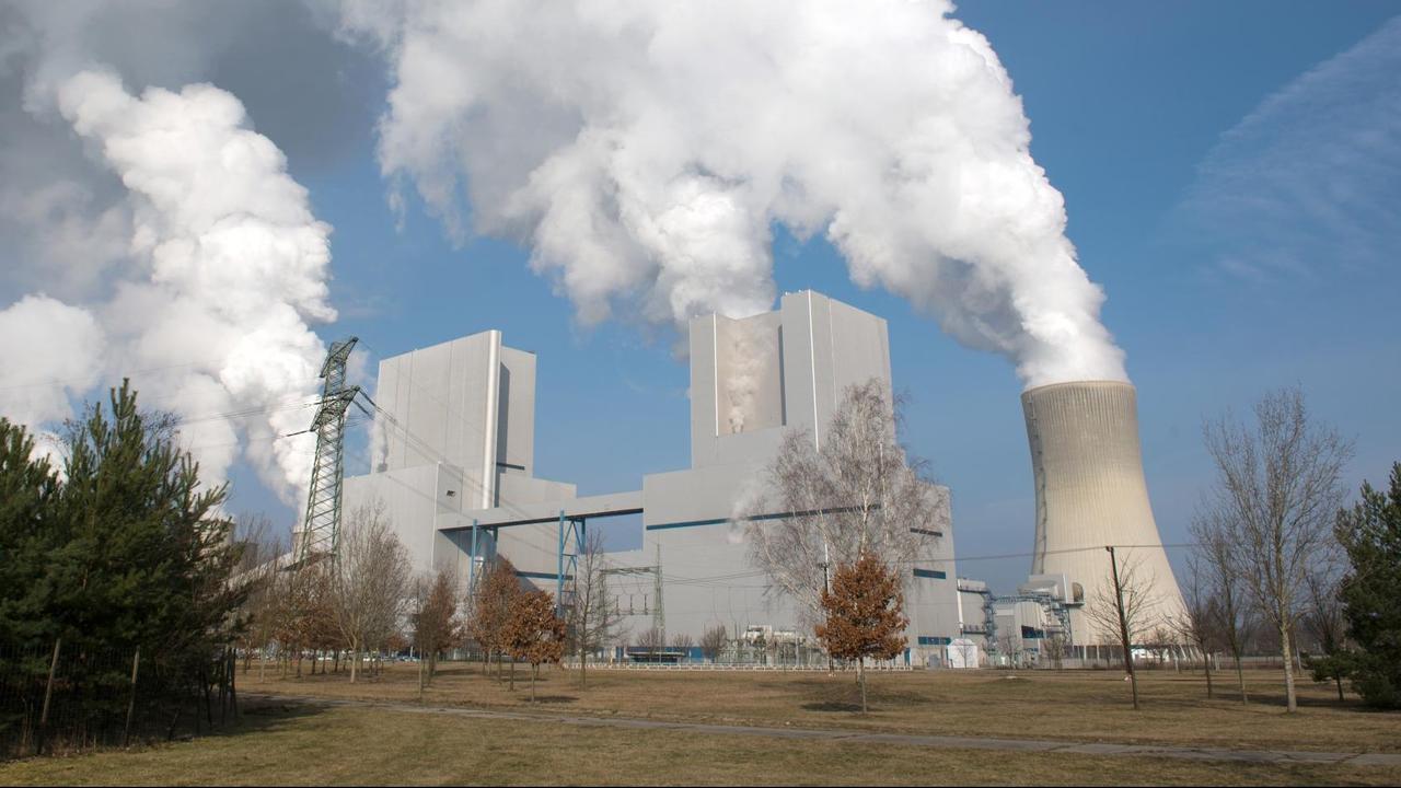 Weißer Dampf steigt aus den Kühltürmen des Braunkohlekraftwerk der Vattenfall GmbH in Boxberg (Sachsen) auf, aufgenommen am 14.03.2016. Foto: Arno Burgi Weißer Dampf steigt aus den Kühltürmen des Braunkohlekraftwerk der Vattenfall GmbH in Boxberg (Sachsen) auf, aufgenommen am 14.03.2016. Foto: Arno Burgi