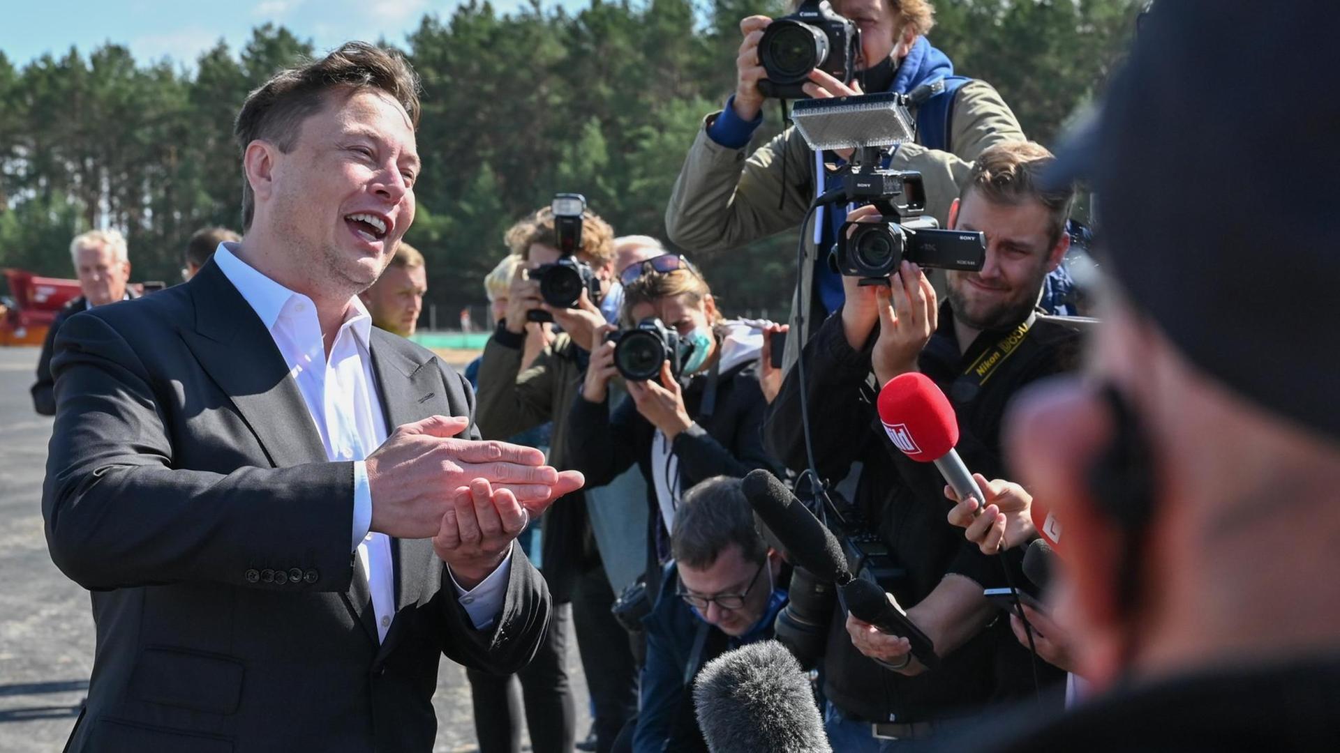Elon Musk, Tesla-Chef, steht auf der Baustelle der Tesla Gigafactory und unterhält sich mit Journalisten Elon Musk, Tesla-Chef, steht auf der Baustelle der Tesla Gigafactory und unterhält sich mit Journalisten