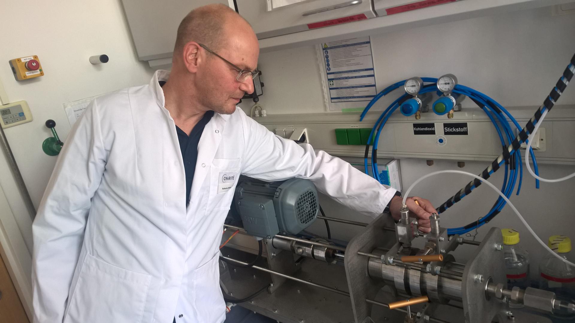 Stefan Hippenstiel an der Wasserstrahl-Schneidemaschine in einem Labor der Charité Stefan Hippenstiel an der Wasserstrahl-Schneidemaschine in einem Labor der Charité