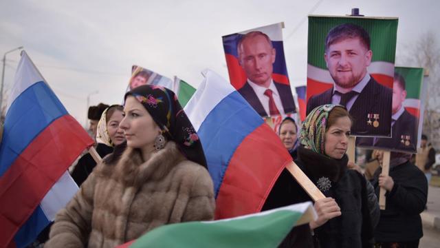 Zahlreiche Menschen demonstrieren in der tschetschenischen Hauptstadt Grosny für Ramsan Kadyrow.