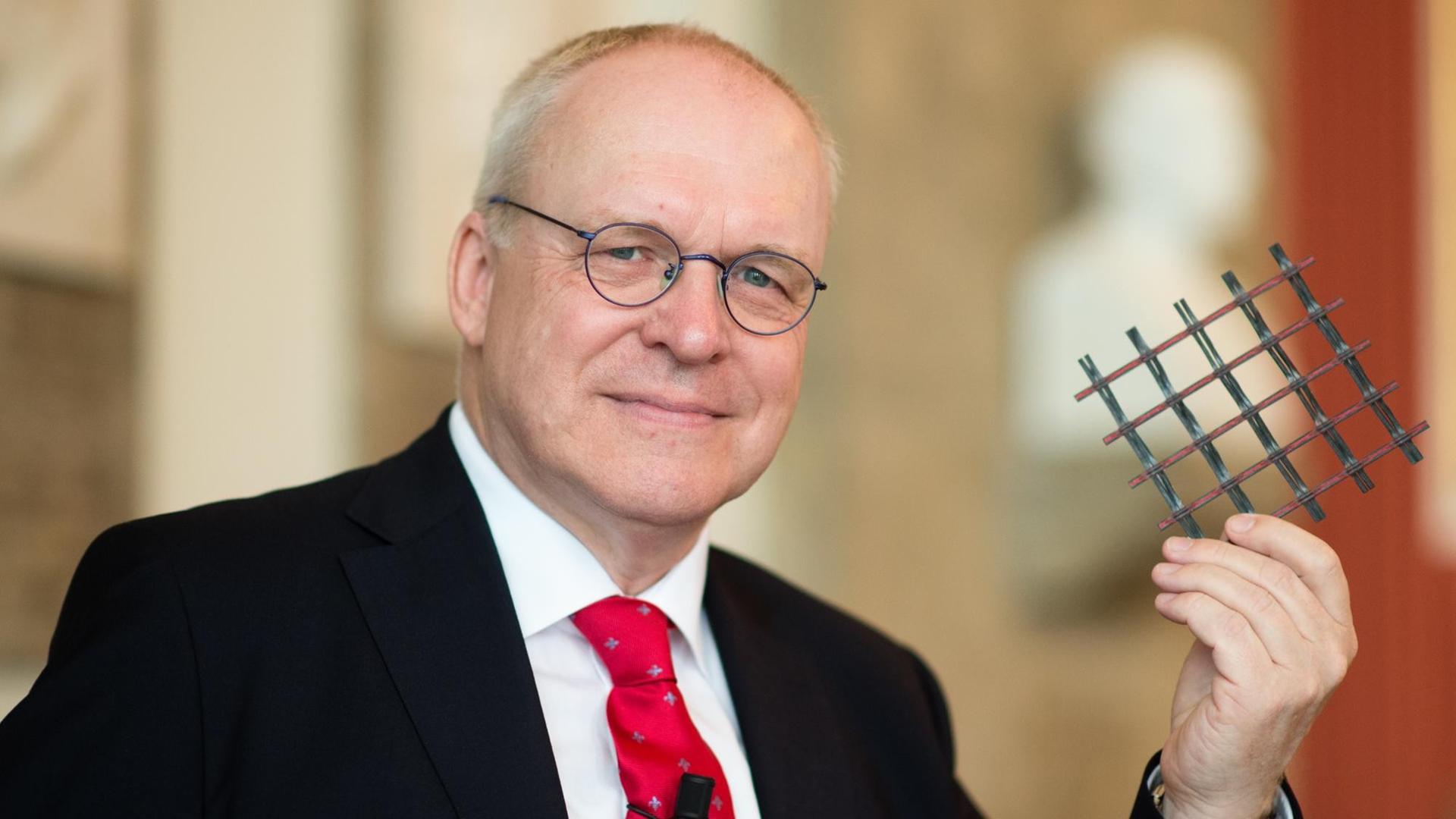Manfred Curbach zeigt am 21. September 2016 bei der Bekanntgabe der Nominierungen für den Deutschen Zukunftspreis im Deutschen Museum in München ein Gitter aus Carbon-Garn, mit dem Beton bewehrt werden kann Manfred Curbach zeigt am 21. September 2016 bei der Bekanntgabe der Nominierungen für den Deutschen Zukunftspreis im Deutschen Museum in München ein Gitter aus Carbon-Garn, mit dem Beton bewehrt werden kann