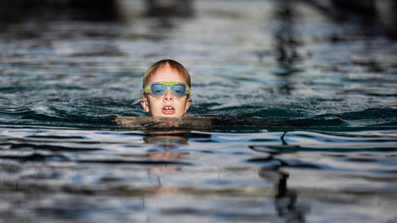 Ein Junge nimmt an einem Schwimmkurs für Kinder der DLRG im Monte Mare Schwimmbad in Bedburg (Nordrhein-Westfalen) teil. Ein Junge nimmt an einem Schwimmkurs für Kinder der DLRG im Monte Mare Schwimmbad in Bedburg (Nordrhein-Westfalen) teil.