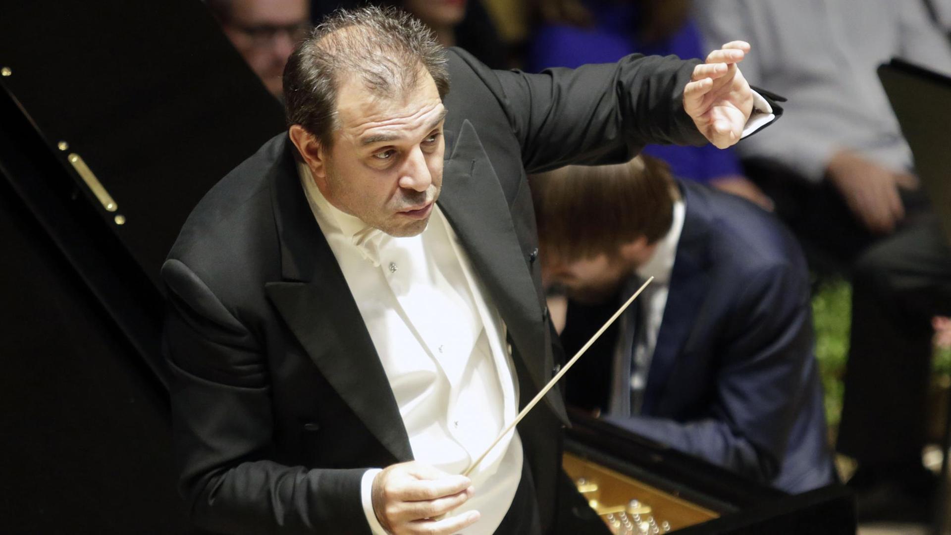 Der italienische Dirigent Daniele Gatti dirigiert das Royal Orchestra Concertgebouw Amsterdam während des 73. Prague Spring international music festival in Prag. Der italienische Dirigent Daniele Gatti dirigiert das Royal Orchestra Concertgebouw Amsterdam während des 73. Prague Spring international music festival in Prag.