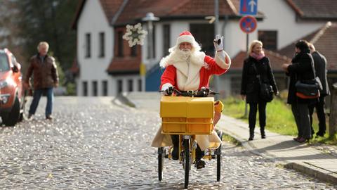 Der Weihnachtsmann radelt 2013 zur Eröffnung von Deutschlands größter Weihnachtspostfiliale in Himmelspfort.