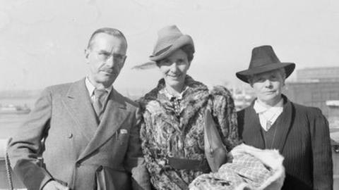 Die Familie Mann bei ihrer Ankunft in New York 1939. In der Mitte Erika Mann.