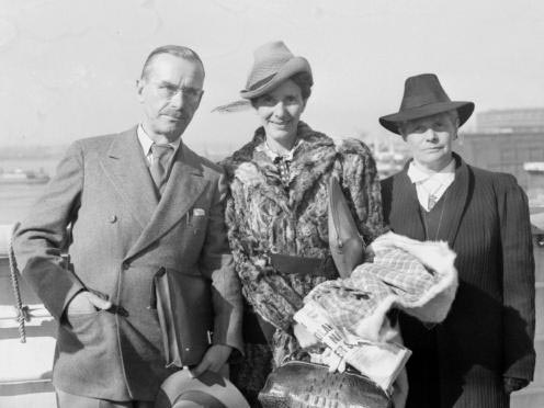 Die Familie Mann bei ihrer Ankunft in New York 1939. In der Mitte Erika Mann. Die Familie Mann bei ihrer Ankunft in New York 1939. In der Mitte Erika Mann.