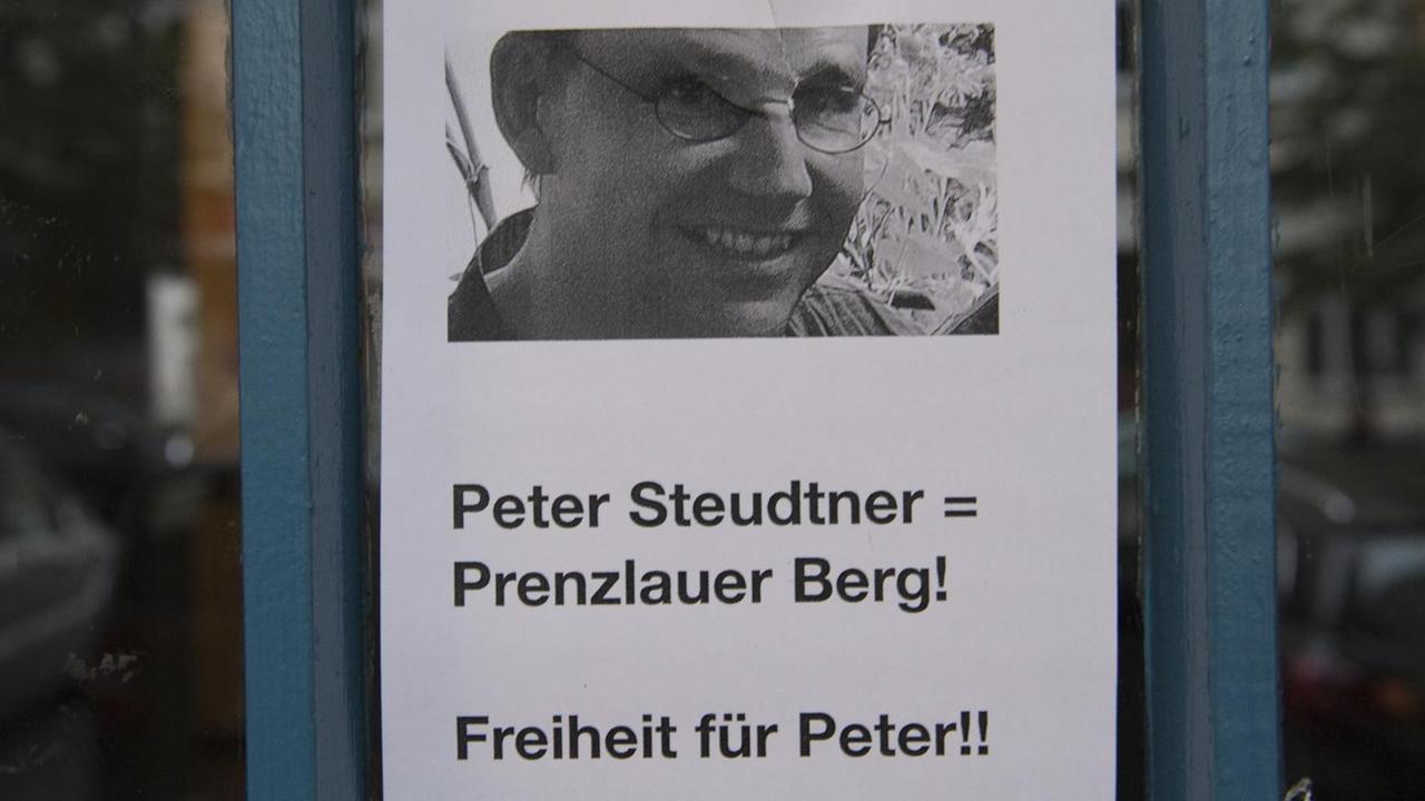 "Freiheit für Peter!!" steht in Berlin an der Gethsemanekirche im Prenzlauer Berg auf einem Zettel. Die Berliner Gemeinde des in der Türkei inhaftierten Menschenrechtlers P. Steudtner ruft zum täglichen Gebet für ihr langjähriges Mitglied auf.
