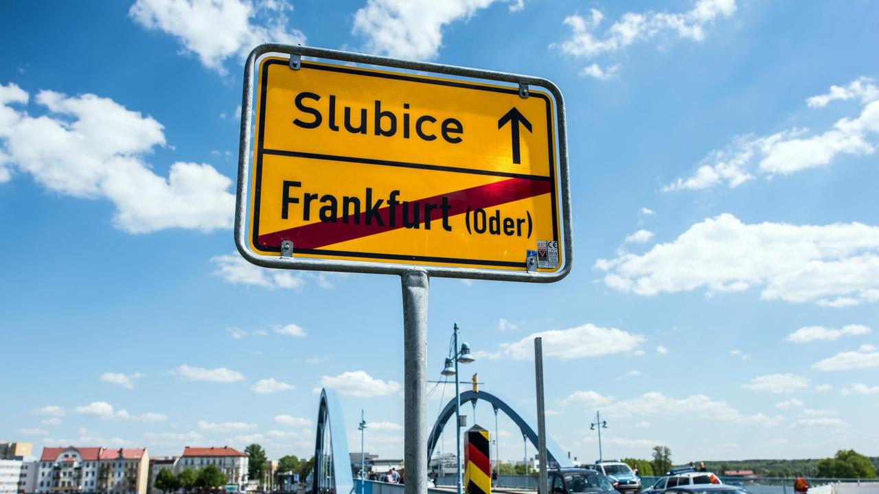 Das Ortsausgangsschild von Frankfurt (Oder) (Brandenburg) am Grenzübergang Stadtbrücke. Das Ortsausgangsschild von Frankfurt (Oder) (Brandenburg) am Grenzübergang Stadtbrücke.