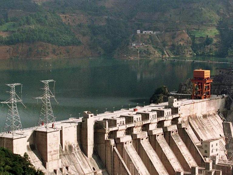 China ging voran und baute seit der Jahrtausendwende sieben Staudämme in den Schluchten des Lancang, wie die Chinesen den Mekong nennen.
