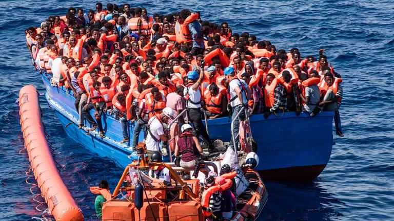 Flüchtlinge auf einem Boot im Mittelmeer Flüchtlinge auf einem Boot im Mittelmeer