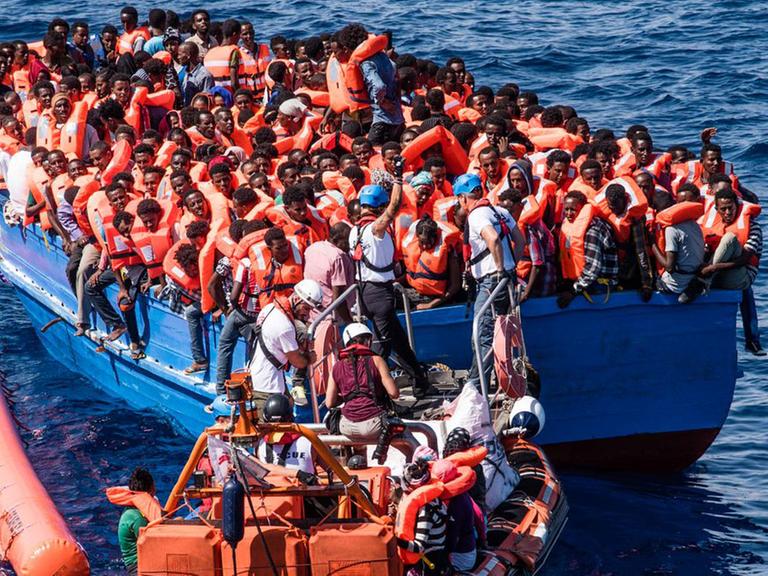 Flüchtlinge auf einem Boot im Mittelmeer