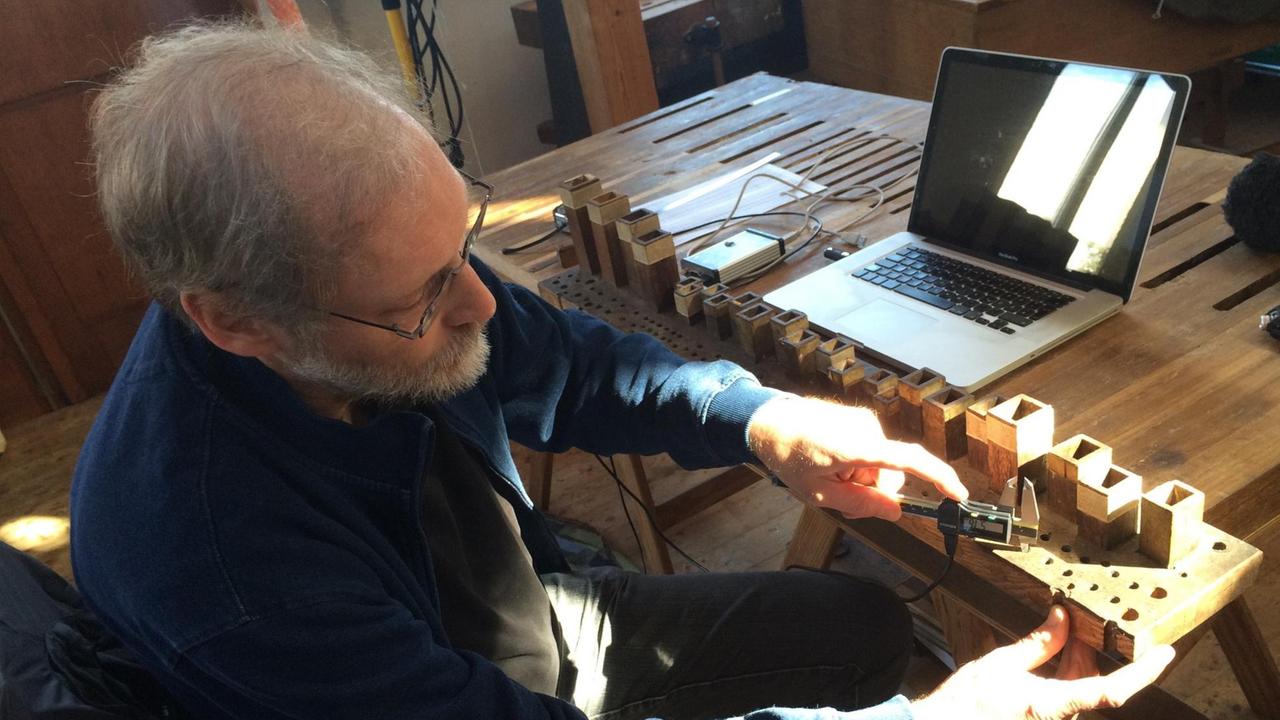 Koos van der Linde beim Vermessen der Holzmechanik im September 2015